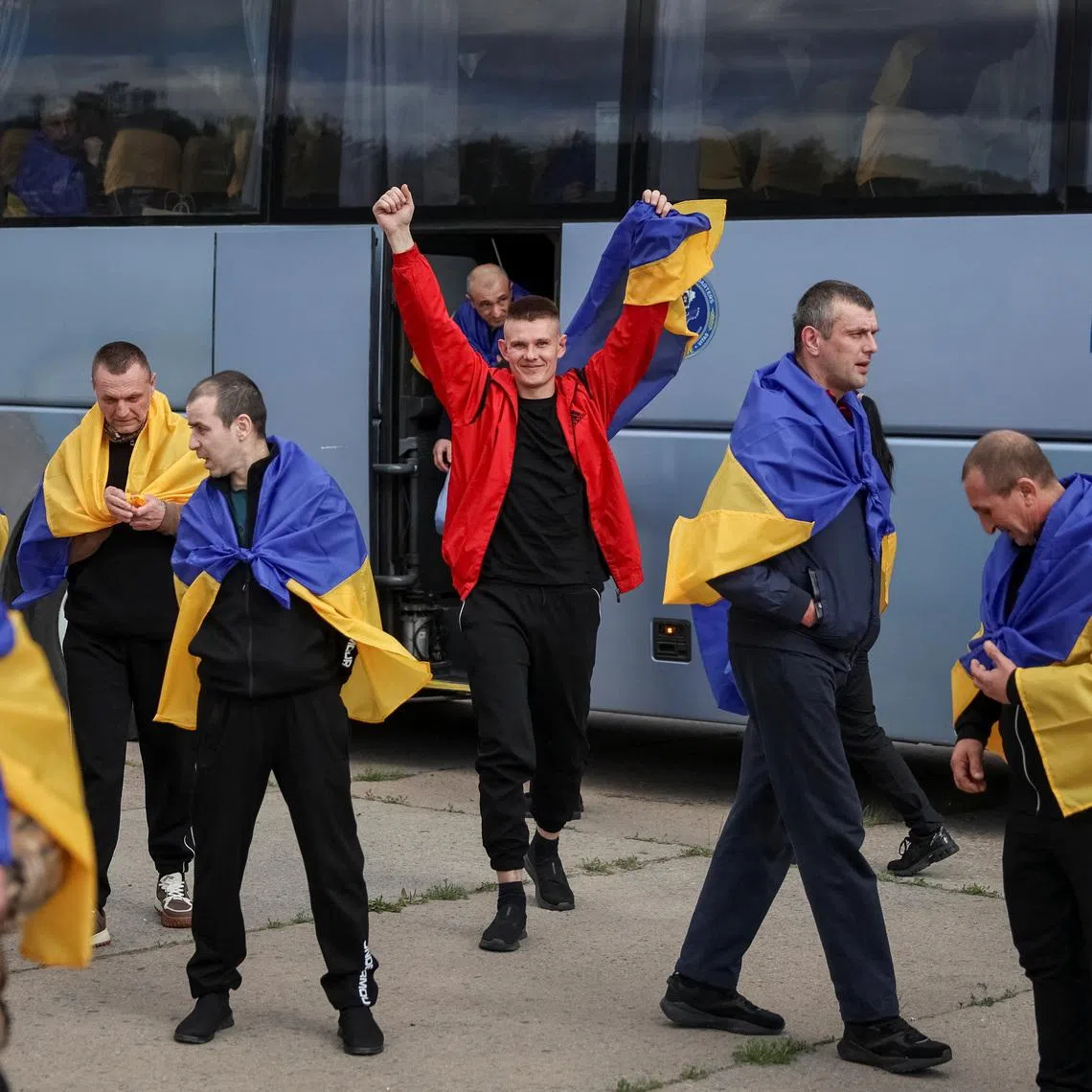 Ukrainian prisoners of war (POWs) react after a swap, amid Russia's attack on Ukraine, at an unknown location in Ukraine April 24, 2026. REUTERS/Anatolii Stepanov