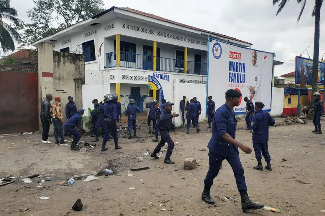 Opposition supporters prepare to demonstrate, while riot police officers amass around Congolese opposition presidential candidate Martin Fayulu's headquarters to block a protest by the opposition who are calling for a re-run of last week's national election, in Kinshasa, Democratic Republic of Congo December 27, 2023. REUTERS/Benoit Nyemba