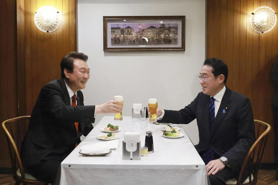 South Korean President Yoon Suk-yeol (left) and Japanese Prime Minister Fumio Kishida at Rengatei, a popular restaurant in Tokyo's Ginza district, on March 16.
