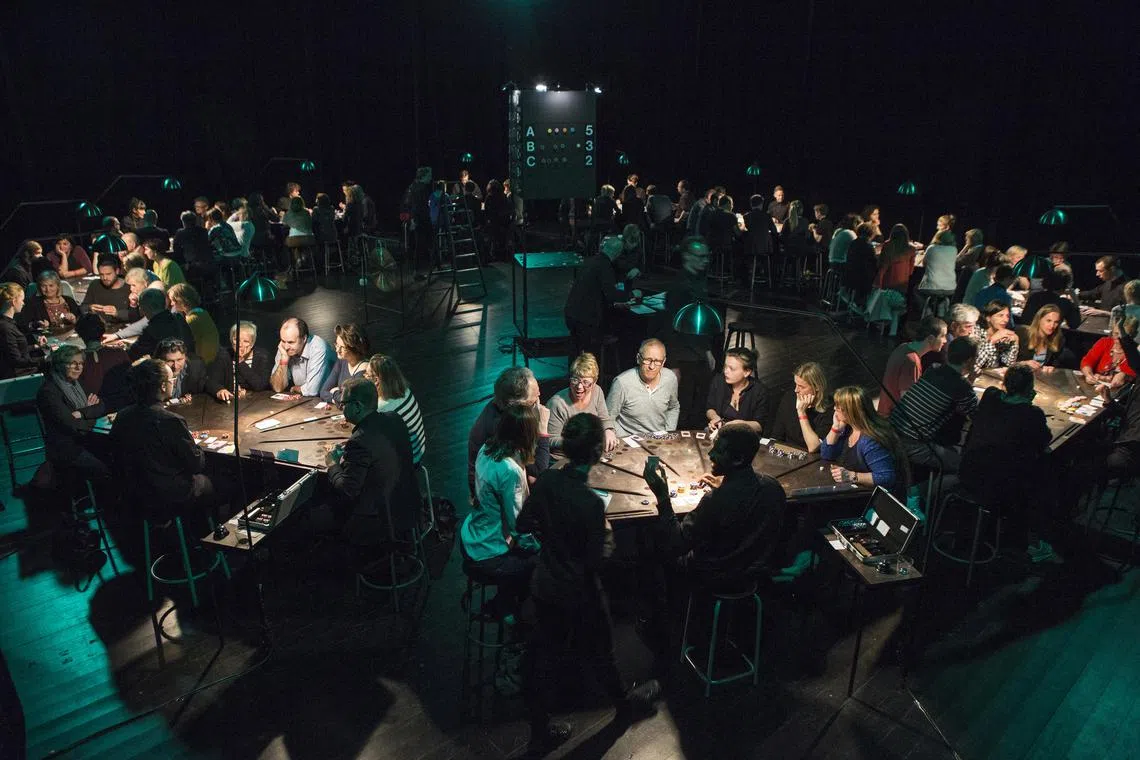 Each session of the theatrical game can sit 42 players.