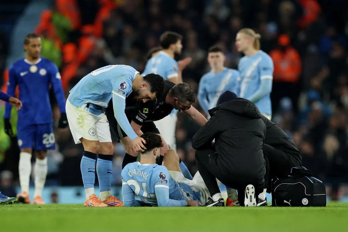 Soccer Football - Premier League - Manchester City v Chelsea - Etihad Stadium, Manchester, Britain - January 4, 2026 Manchester City's Josko Gvardiol receives medical attention after sustaining an injury REUTERS/Phil Noble