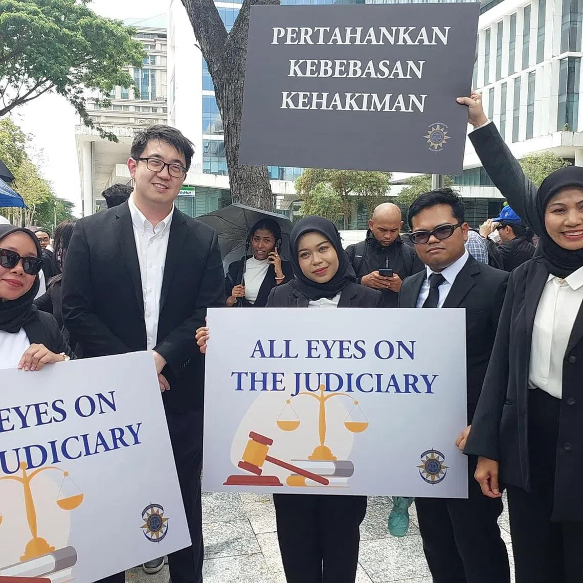 azmarch - Lawyers holding placards upholding the freedom of the Malaysian judiciary

Credit: Azril Annuar