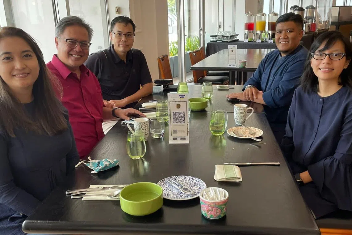 vibook - L-R: Maryam, Ahmad, Mr Mohamed Faizal SC (AGC), Mr Irwan Hadi (MUIS) and Istyana. Says Ahmad, "Faizal and Irwan rendered invaluable help in proofreading and giving inputs to our drafts."authors of book on muslim law.

credit: Singapore Academy of Law