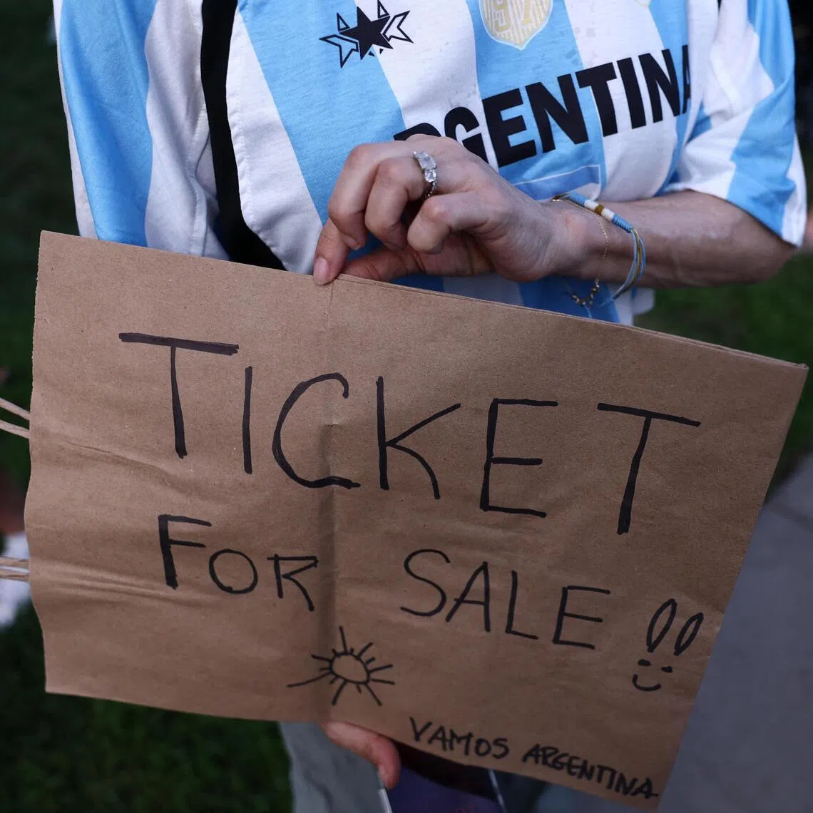 Soccer Football - FIFA World Cup 2026 - Argentina fans gather in Kansas City - Kansas City, Missouri, U.S. - July 10, 2026
Argentina fan holds a sign for a match ticket as they gather in Kansas City ahead of their quarter final match against Switzerland REUTERS/Lee Smith
