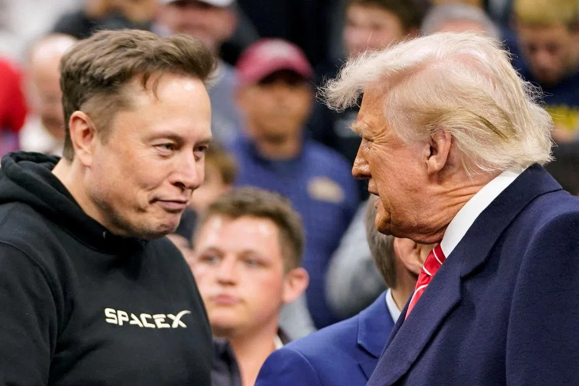 Foto de arquivo: O CEO da Tesla, Elon Musk, cumprimenta o presidente dos EUA, Donald Trump, enquanto eles participam do campeonato de luta masculino da NCAA na Filadélfia, Pensilvânia, EUA, 22 de março de 2025. Reuters/Nathan Howard/File Photo