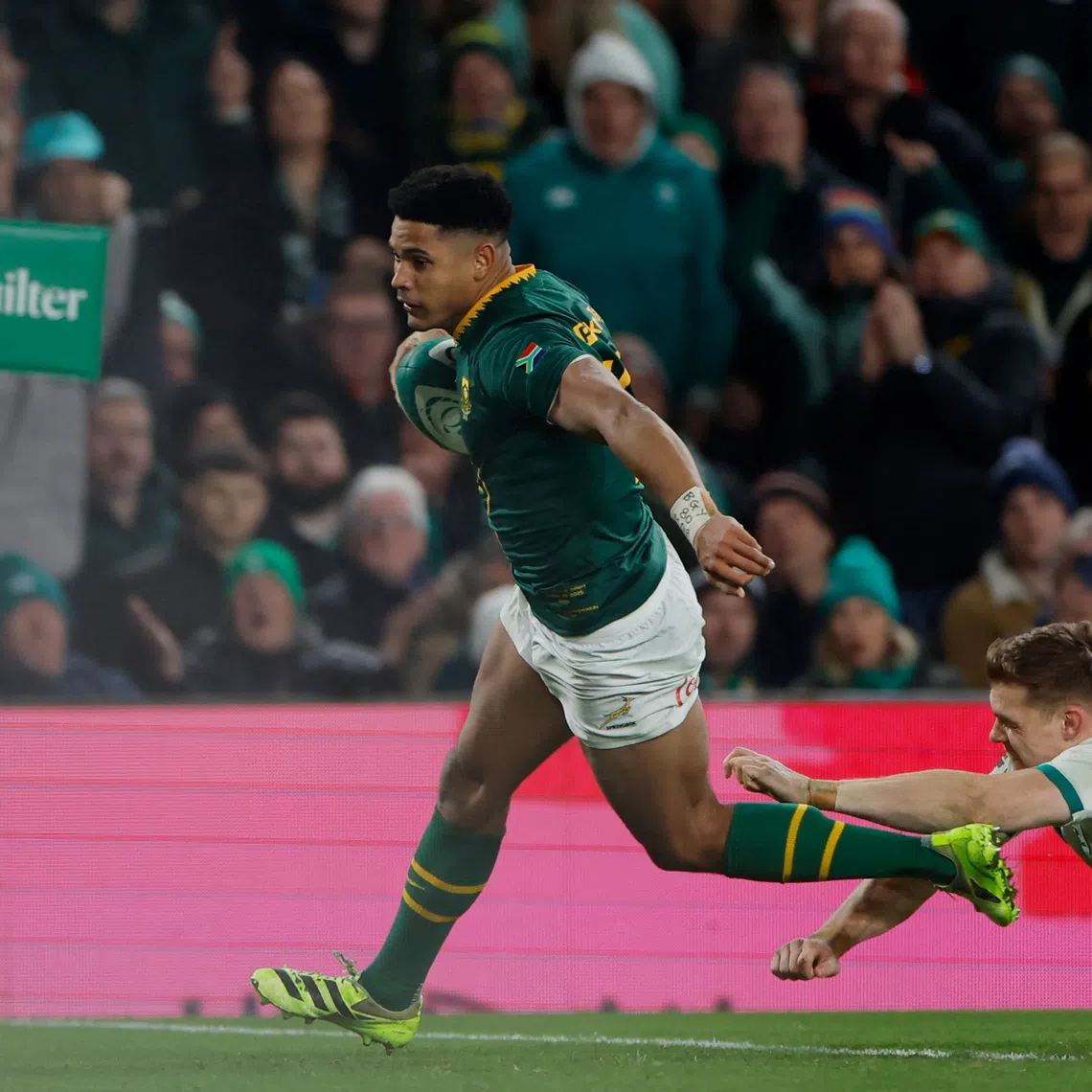 Rugby Union - Autumn Internationals - Ireland v South Africa - Aviva Stadium, Dublin, Ireland - November 22, 2025 South Africa's Sacha Feinberg-Mngomezulu scores a try REUTERS/Clodagh Kilcoyne