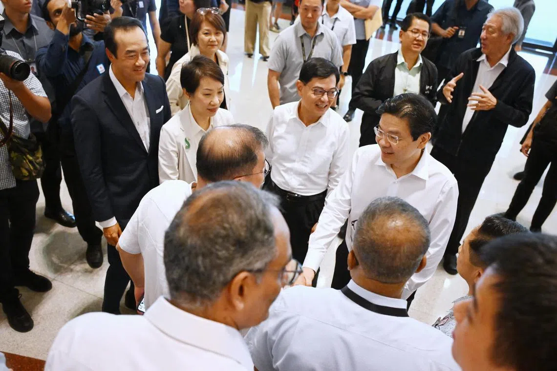 ST20250108_202518700947 Kua Chee Siong/ sbfood08/ Primeiro Ministro Lawrence Wong (primeira fila, direita); Ministro Sênior Teo Chee Hean (fila de trás, à direita); DPM Heng Swee Keat (primeira fila, 2º da direita); A Ministra da Sustentabilidade e do Ambiente Grace Fu, (primeira fila, 3ª a partir da direita) e o Ministro de Estado da Sustentabilidade e do Ambiente Koh Poh Koon (primeira fila, 4ª a partir da direita) numa recepção do parlamento antes da segunda leitura da segurança alimentar e projeto de lei de segurança, na Assembleia da República, no dia 7 de janeiro de 2025. Ministros do Ministério da Sustentabilidade e Meio Ambiente (MSE) e do Ministério da Saúde (MS), na recepção reconhecendo os parceiros e partes interessadas que foram consultado pelo governo para o projeto de lei. Os principais convidados são dos coffeeshops/foodcourts; hotelaria, restauração e café/catering (HoReCa); varejistas (supermercados); comerciantes de ovos/frutos do mar/carne/vegetais; fabricantes de alimentos e fazendas.