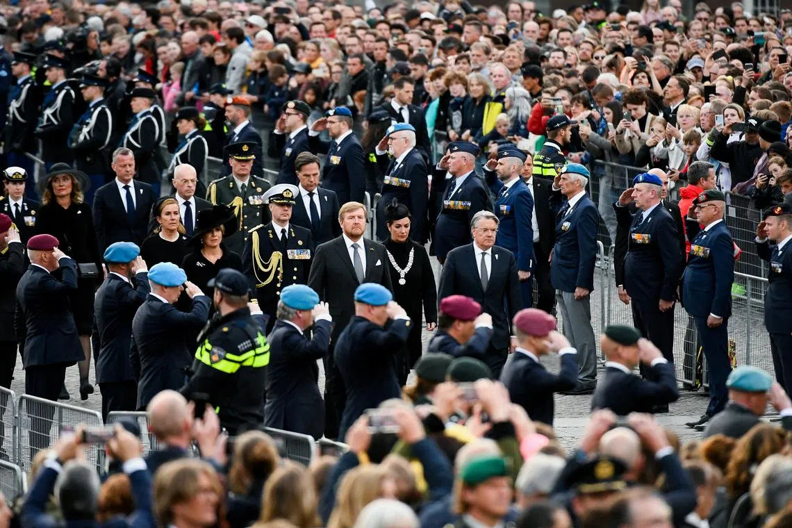 FILE PHOTO: King Willem-Alexander and Queen Maxima of the Netherlands, Dutch Prime Minister Mark Rutte and Amsterdam Mayor Femke Halsema attend national World War II Remembrance day at the Dam Square, in Amsterdam, Netherlands, May 4, 2022. REUTERS/Piroschka Van De Wouw/File Photo