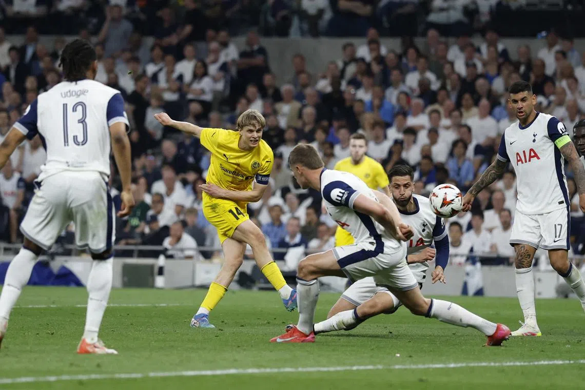 Soccer Football - Europa League - Semi Final - First Leg - Tottenham Hotspur v Bodo/Glimt - Tottenham Hotspur Stadium, London, Britain - May 1, 2025 Bodo/Glimt's Ulrik Saltnes scores their first goal Action Images via Reuters/Peter Cziborra