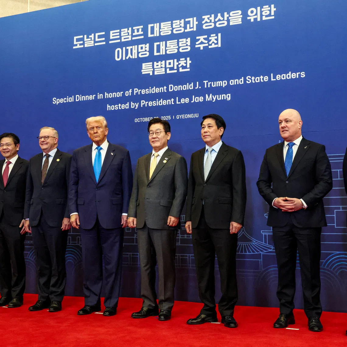 U.S. President Donald Trump, Canadian Prime Minister Mark Carney, Australian Prime Minister Anthony Albanese, South Korean President Lee Jae Myung, Singapore's Prime Minister Lawrence Wong, Thailand Prime Minister Anutin Charnvirakul, Vietnam's President Luong Cuong and New Zealand's Prime Minister Christopher Luxon pose for a family photo, on the day of an Asia-Pacific Economic Cooperation (APEC) leaders' dinner hosted by South Korean President Lee Jae Myung in Gyeongju, South Korea, October 29, 2025. REUTERS/Evelyn Hockstein