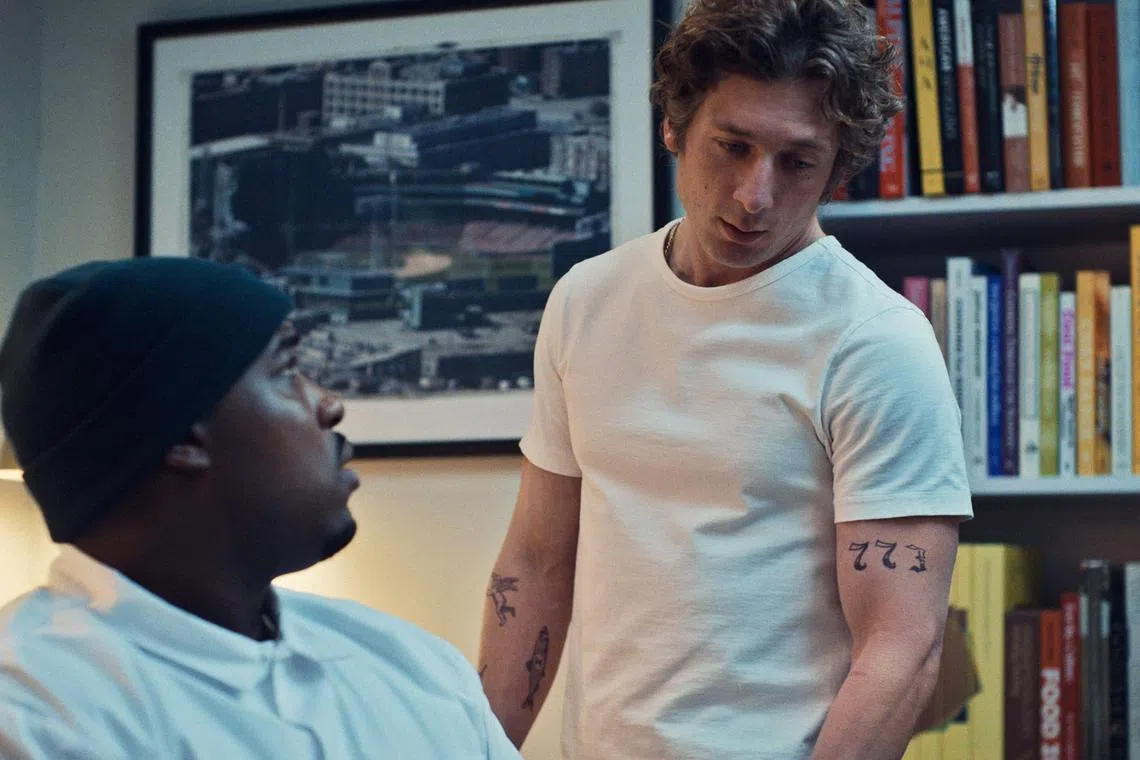 Online sleuths tracked down the exact plain white T-shirt that Jeremy Allen White (right) wears on The Bear. 