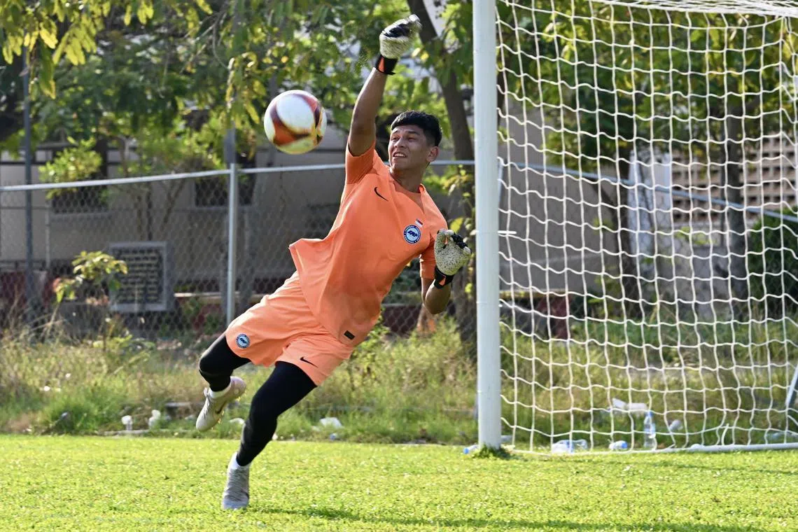 Singapore goalkeeper Aizil Yazid