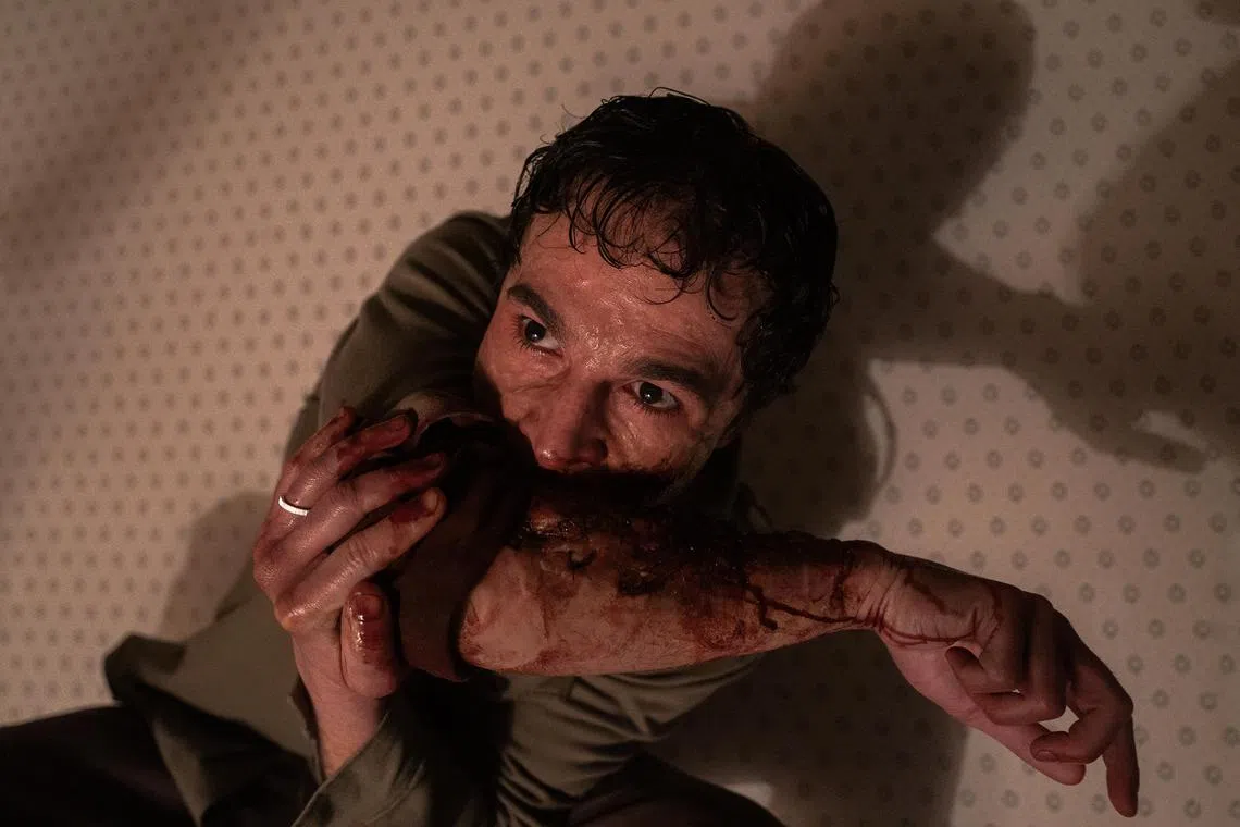 adwolf15 - Christopher Abbott in Wolf Man

source/copyright: UIP
free for publicity use
upload into Life folder