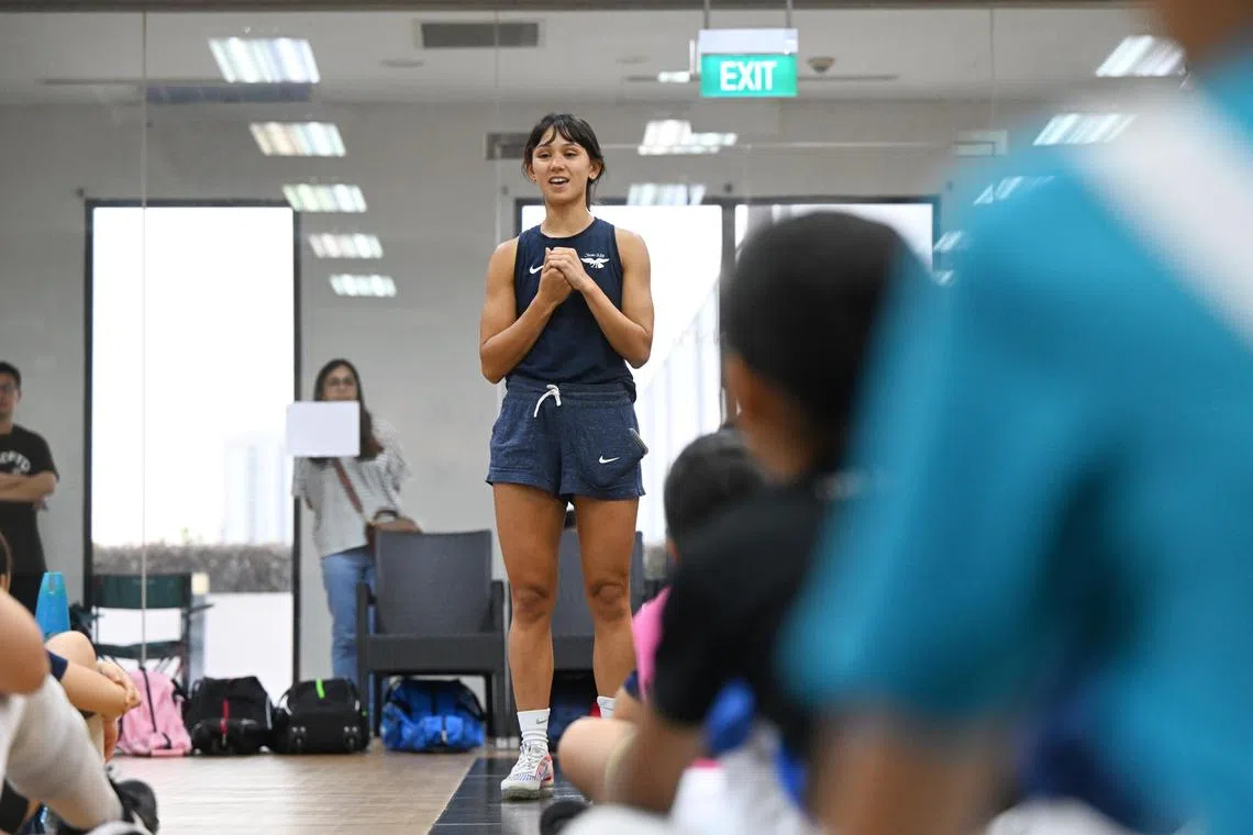 dgfence18 

Reigning olympic foil champion and current world number one Lee Kiefer is in Singapore to hold a fencing clinic with young fencers at Z fencing at Toa Payoh Safra on August 18, 2023. 

(ST PHOTO AZMI ATHNI)