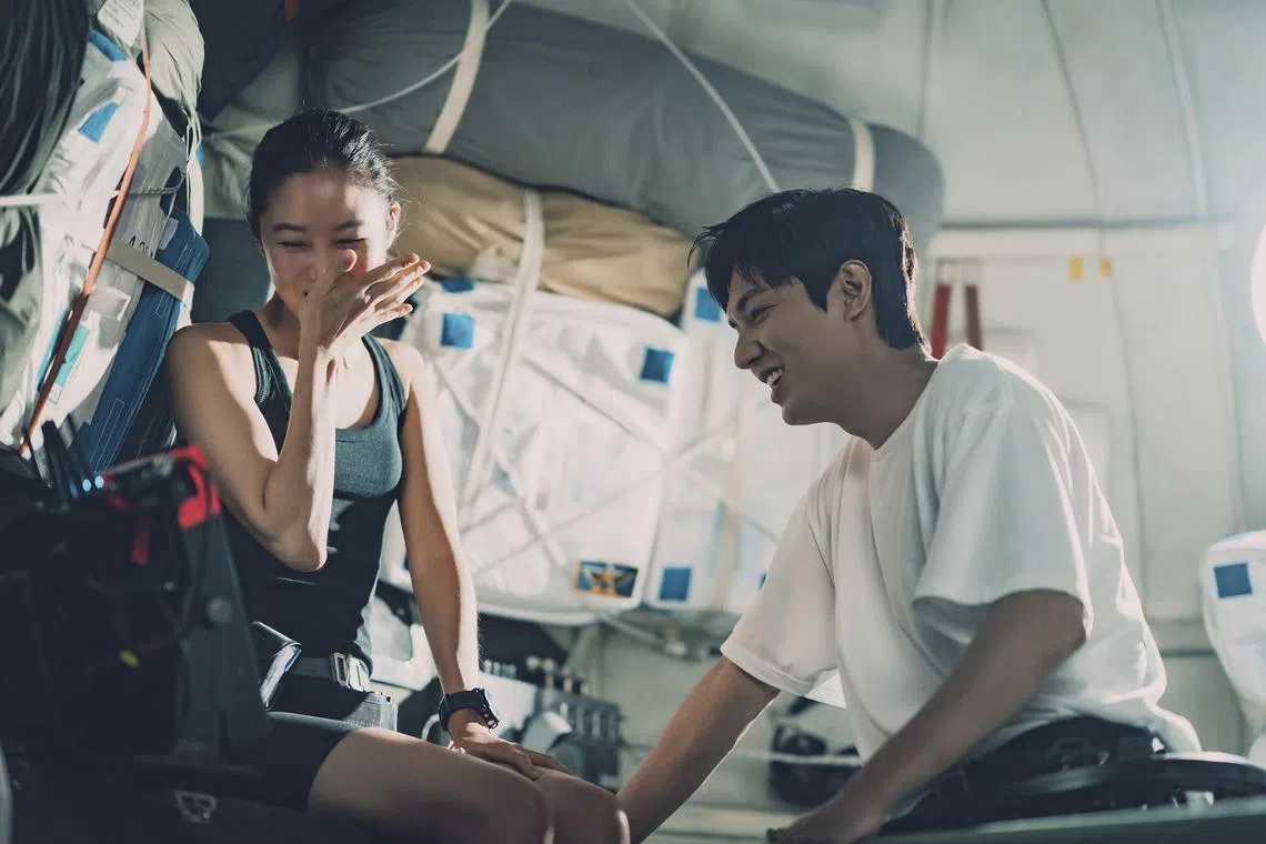 adtv01 - Lee Min-ho (right) and Gong Hyo-jin in When The Stars Gossip


Source/copyright: Netflix