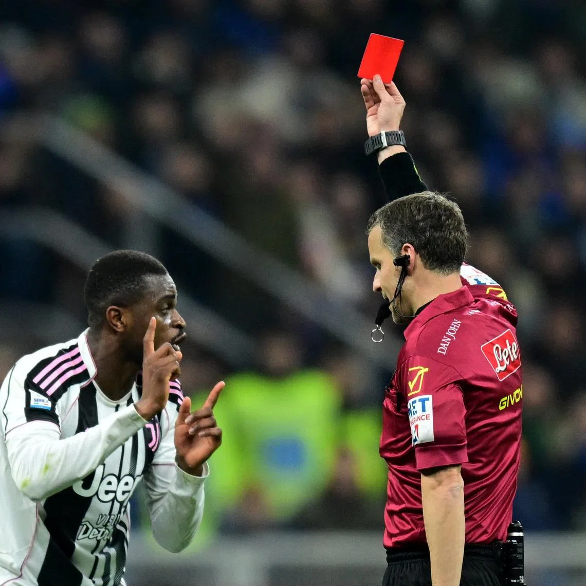 Soccer Football - Serie A - Inter Milan v Juventus - San Siro, Milan, Italy - February 14, 2026 Juventus' Pierre Kalulu is shown a red card by referee Federico La Penna REUTERS/Daniele Mascolo
