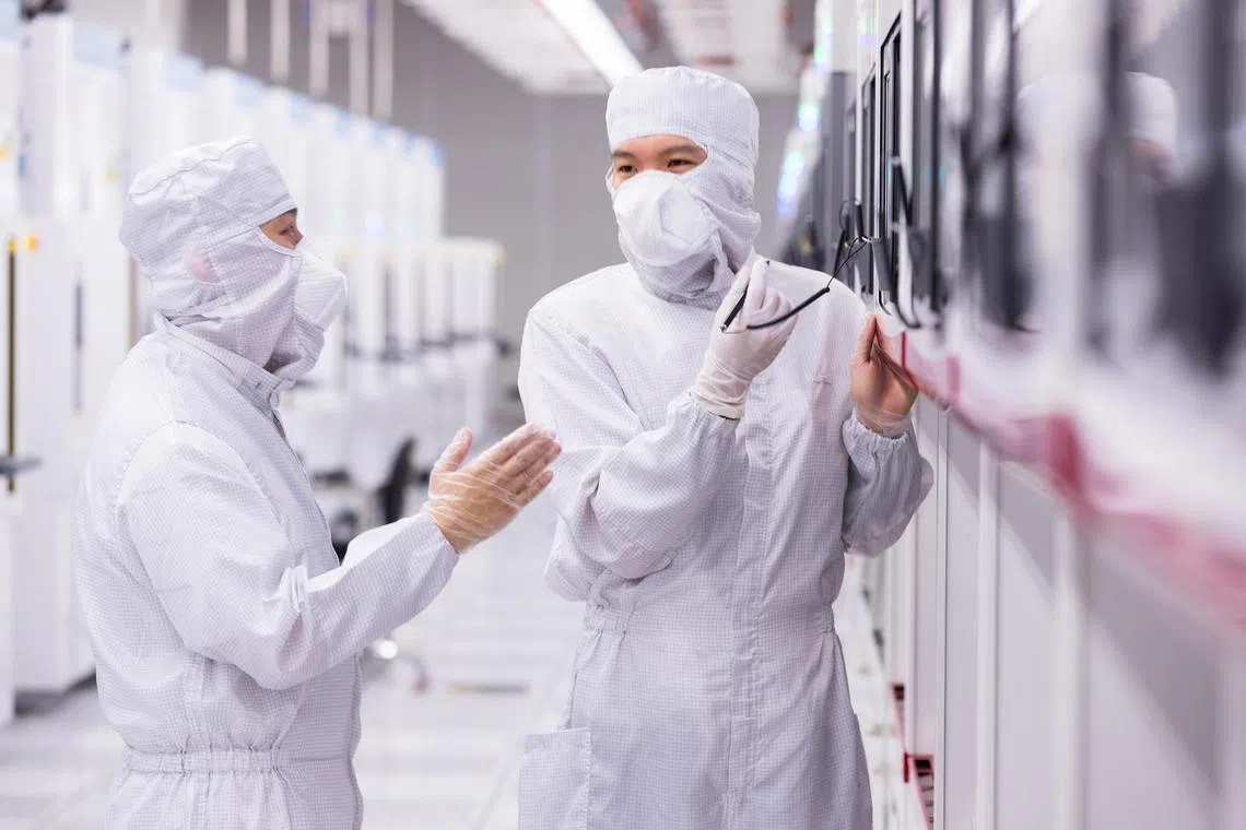 oschip - Employees at work inside Micron's Singapore NAND Center of Excellence fabrication plant in North Coast Wafer Park


Source: Micron Technology