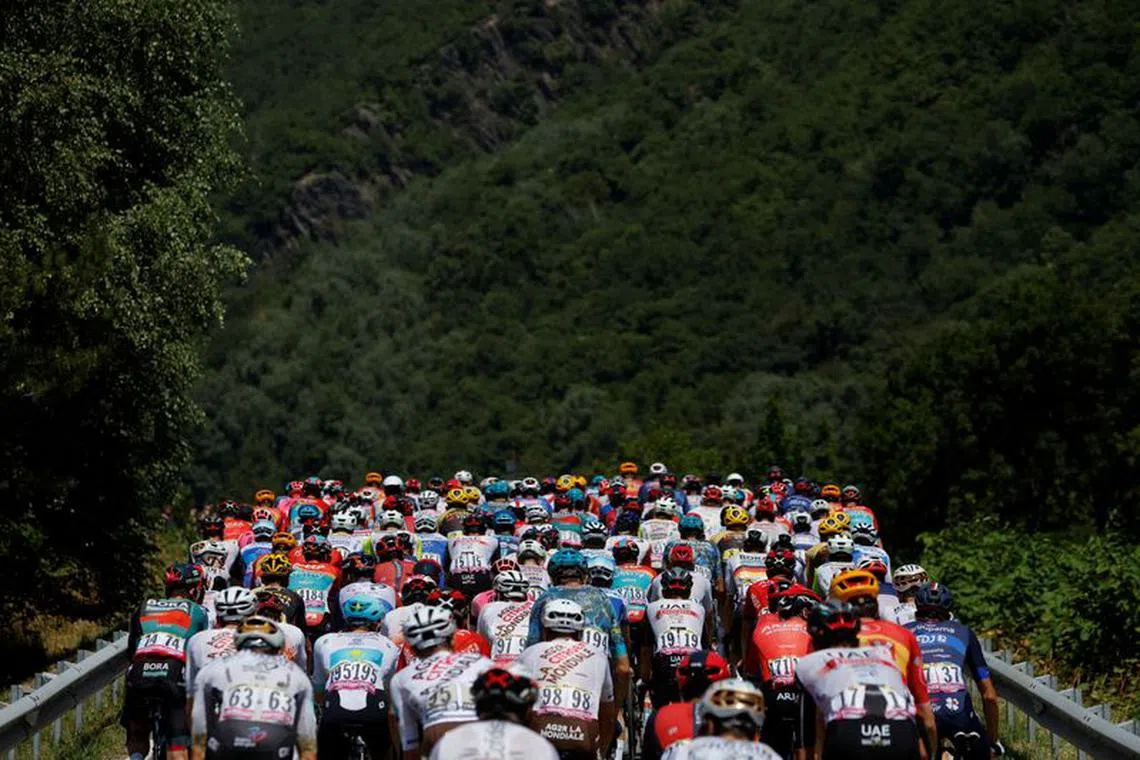 FILE PHOTO: Cycling - Tour de France - Stage 18 - Moutiers to Bourg-En-Bresse - France - July 20, 2023 General view of the peloton in action during stage 18 REUTERS/Stephane Mahe/File Photo