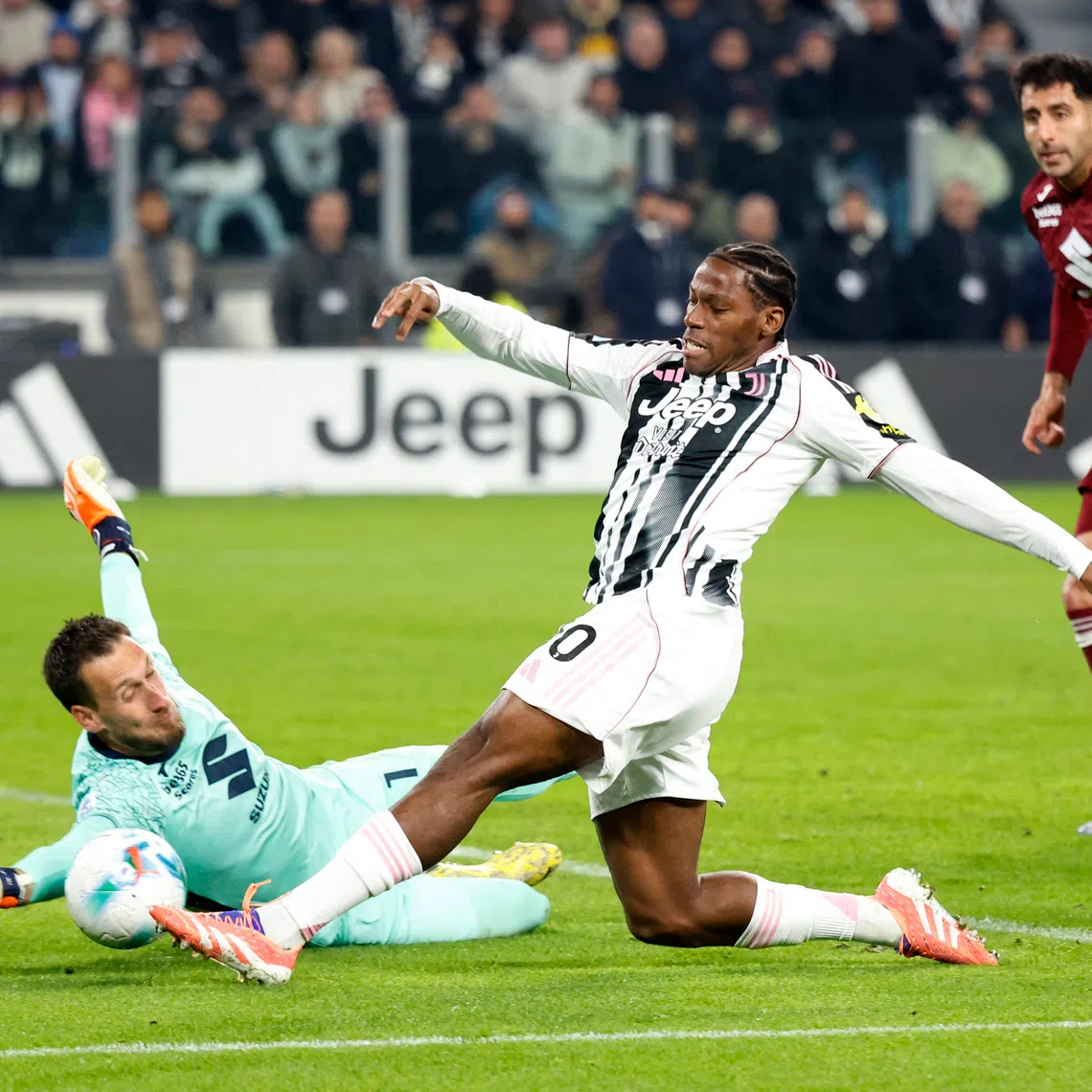 Soccer Football - Serie A - Juventus v Torino - Allianz Stadium, Turin, Italy - November 8, 2025 Juventus' Jonathan David in action with Torino's Alberto Paleari REUTERS/Alessandro Garofalo