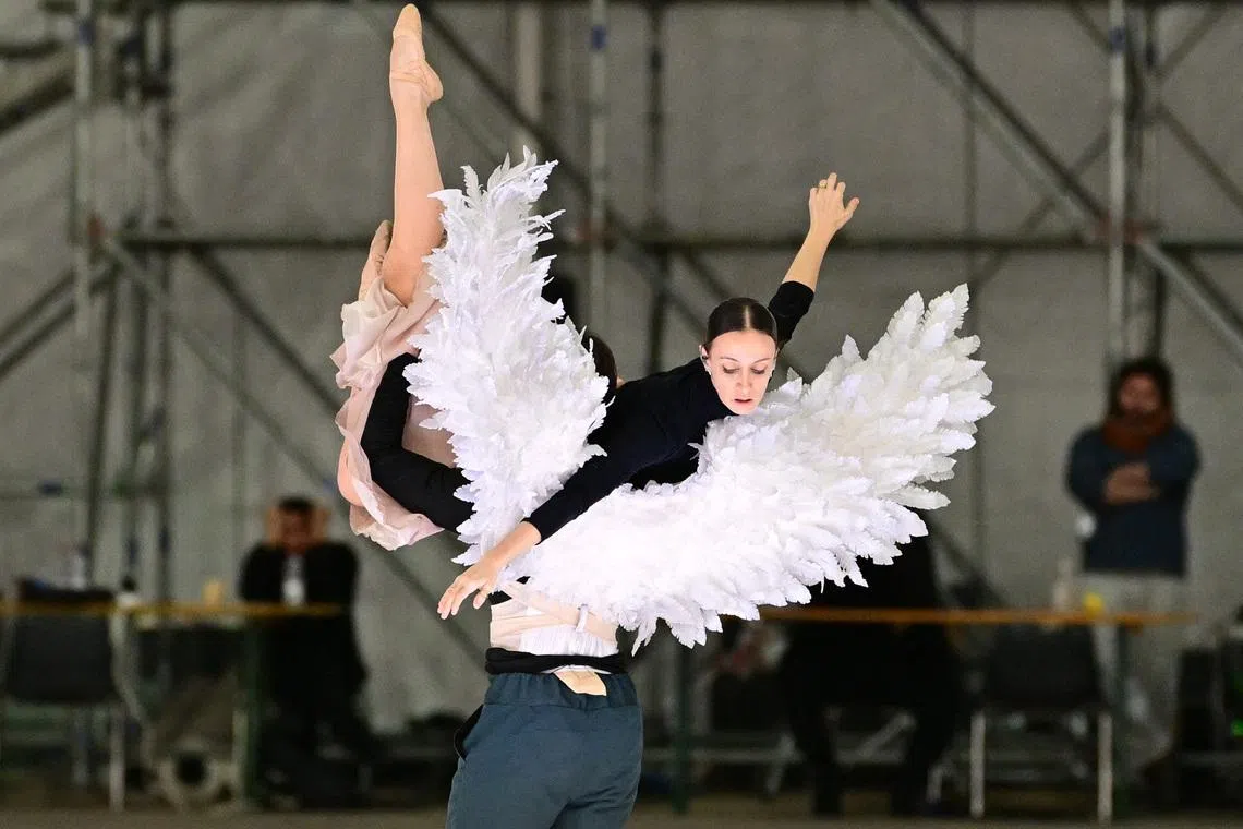 Milano Cortina 2026 Winter Olympics - Opening ceremony rehearsals - Milan, Italy - January 28, 2026 Volunteer dancers rehearse during preparations for the opening ceremony inside a temporary structure next to San Siro stadium ahead of the Milano Cortina 2026 Winter Olympics. REUTERS/Daniele Mascolo