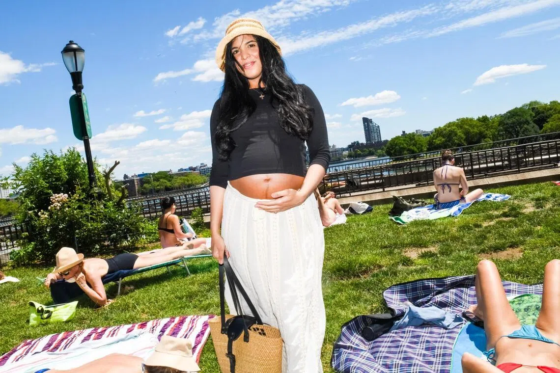 Gisele Mule espreita a barriga através de uma saia branca esvoaçante em Nova York, no dia 15 de junho.