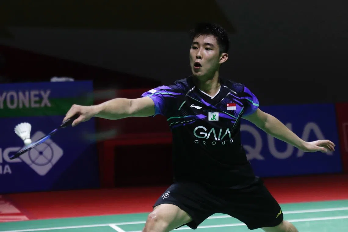 epa11102993 Loh Kean Yew of Singapore in action during the Round of 16 men's singles match against Su Li Yang of Chinese Taipei at the BWF Badminton Indonesia Masters tournament in Jakarta, Indonesia, 25 January 2024.  EPA-EFE/ADI WEDA