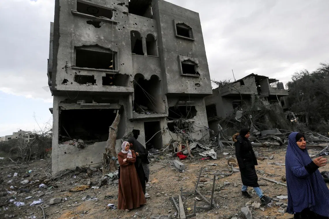 FILE PHOTO: Palestinians inspect the site of an Israeli strike on a house, in Khan Younis in the southern Gaza Strip March 20, 2025. REUTERS/Hatem Khaled/File Photo