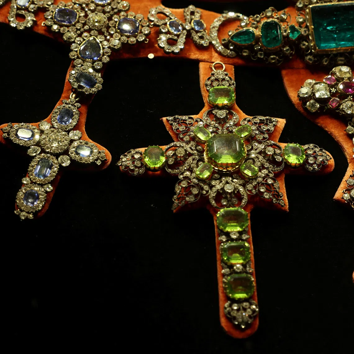 A necklace with emeralds and rubies, from the \"Treasure of San Gennaro\", whose gemstones have been catalogued for their unique internal \"fingerprints,\" is displayed at the Museum of the Treasure of San Gennaro in Naples, Italy October 23, 2025. REUTERS/Ciro De Luca