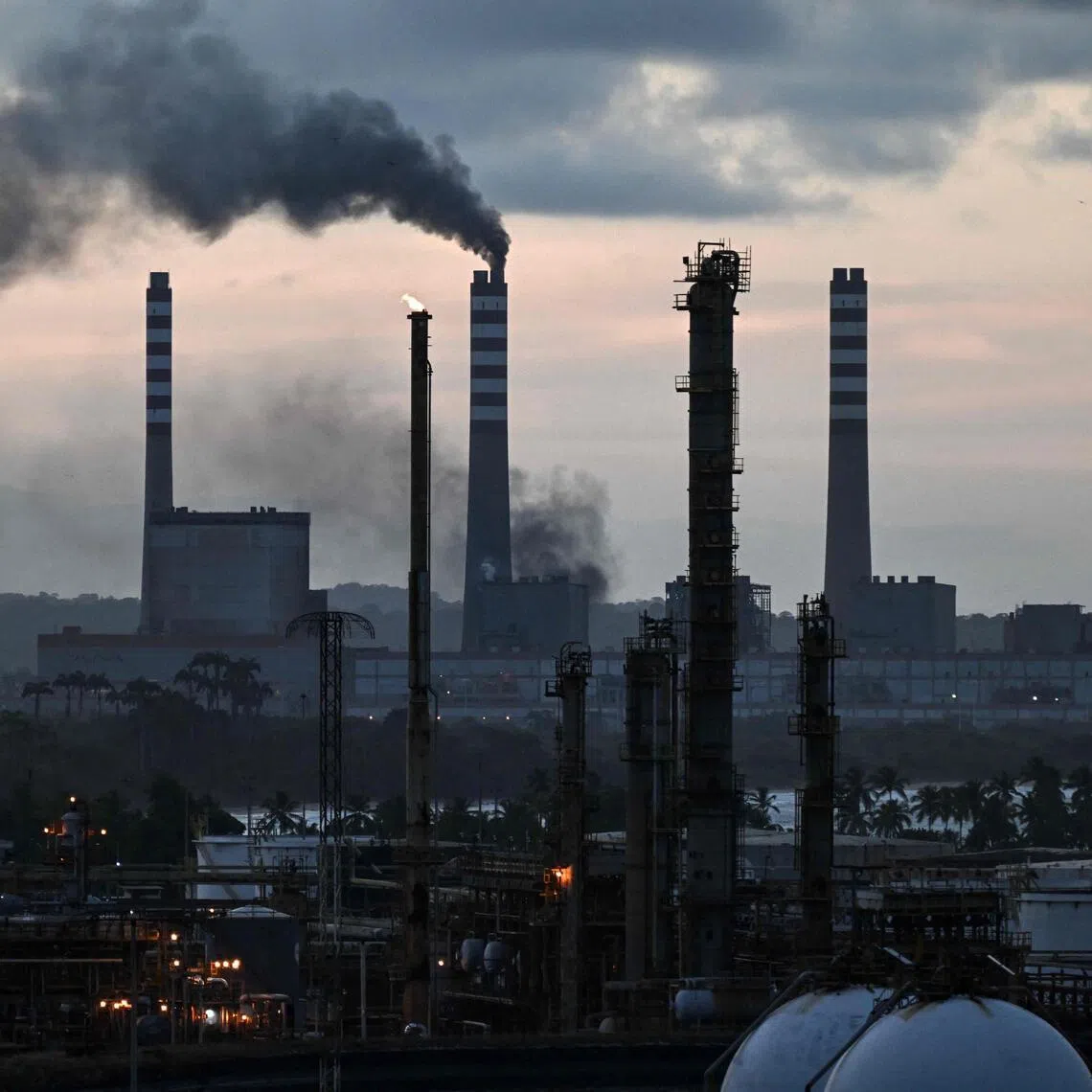 The idea is that with limited investment, Venezuela could boost production by several hundred thousand barrels over the short term, the people said.