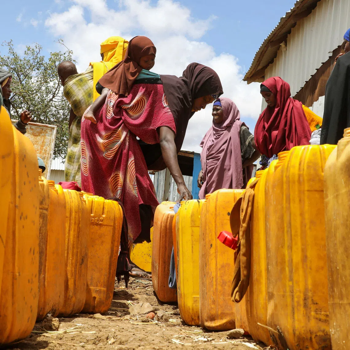 FILE PHOTO: Internally displaced Somali women arrange their plastic jerrycans as they queue to collect water from a tap at the Elbet 1 camp as humanitarian funding continues to decline despite rapidly increasing needs according to Medecins Sans Frontieres (MSF), in Baidoa, Somalia  August 10, 2026. REUTERS/Feisal Omar/File Photo