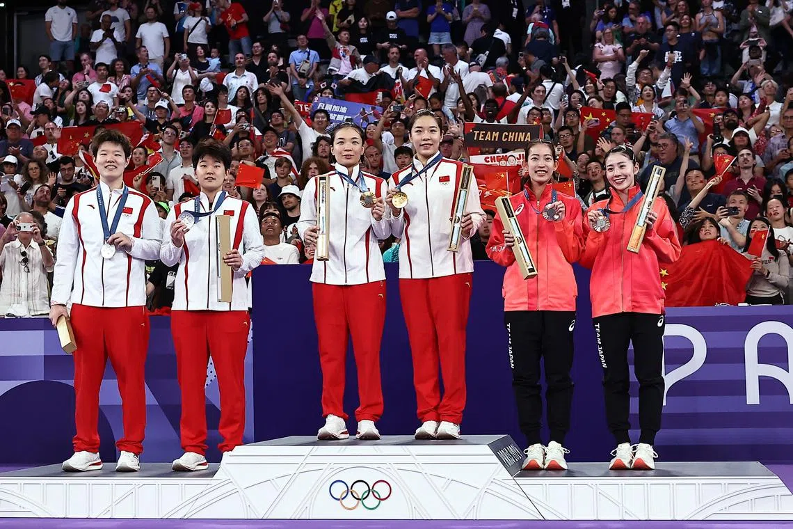Paris 2024 Olympics - Badminton - Women's Doubles Victory Ceremony - Porte de La Chapelle Arena, Paris, France - August 03, 2024. Gold medallists Qing Chen Chen of China and Yi Fan Jia of China, silver medallists Sheng Shu Liu of China and Ning Tan of China and bronze medallists Nami Matsuyama of Japan and Chiharu Shida of Japan pose with their medals on the podium during the ceremony. REUTERS/Ann Wang