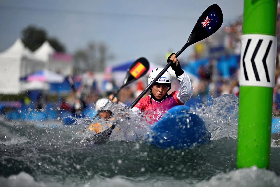 Paris 2024 Olympics - Slalom Canoe - Women's Kayak Cross Heats - Vaires-sur-Marne Nautical Stadium - Whitewater, Vaires-sur-Marne, France - August 04, 2024. Noemie Fox of Australia and Maialen Chourraut of Spain in action. Olivier Morin/Pool via REUTERS