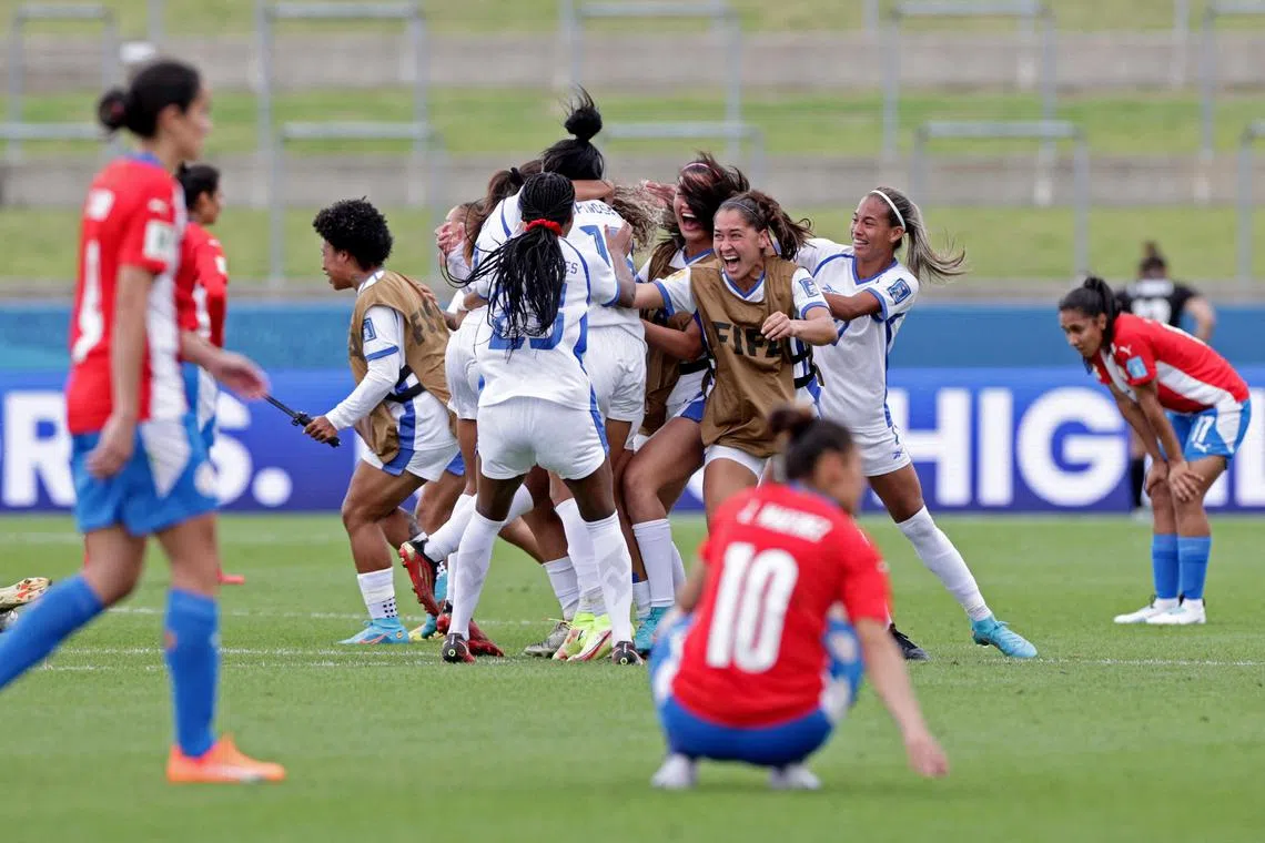 Panama players celebrate after defeating Paraguay 1-0 to qualify for this year's Women's World Cup.