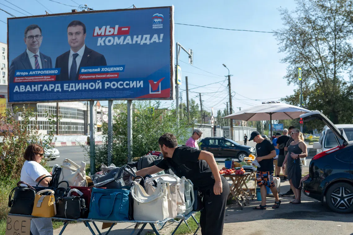 Russians make the best of a struggling economy before vote