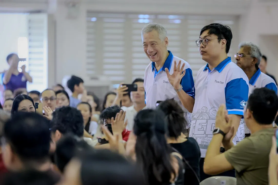 Senior Minister and Adviser to Ang Mo Kio GRC GROs Lee Hsien Loong arriving to the Teck Ghee CCC–CDC Education Merit Award Presentation Ceremony.