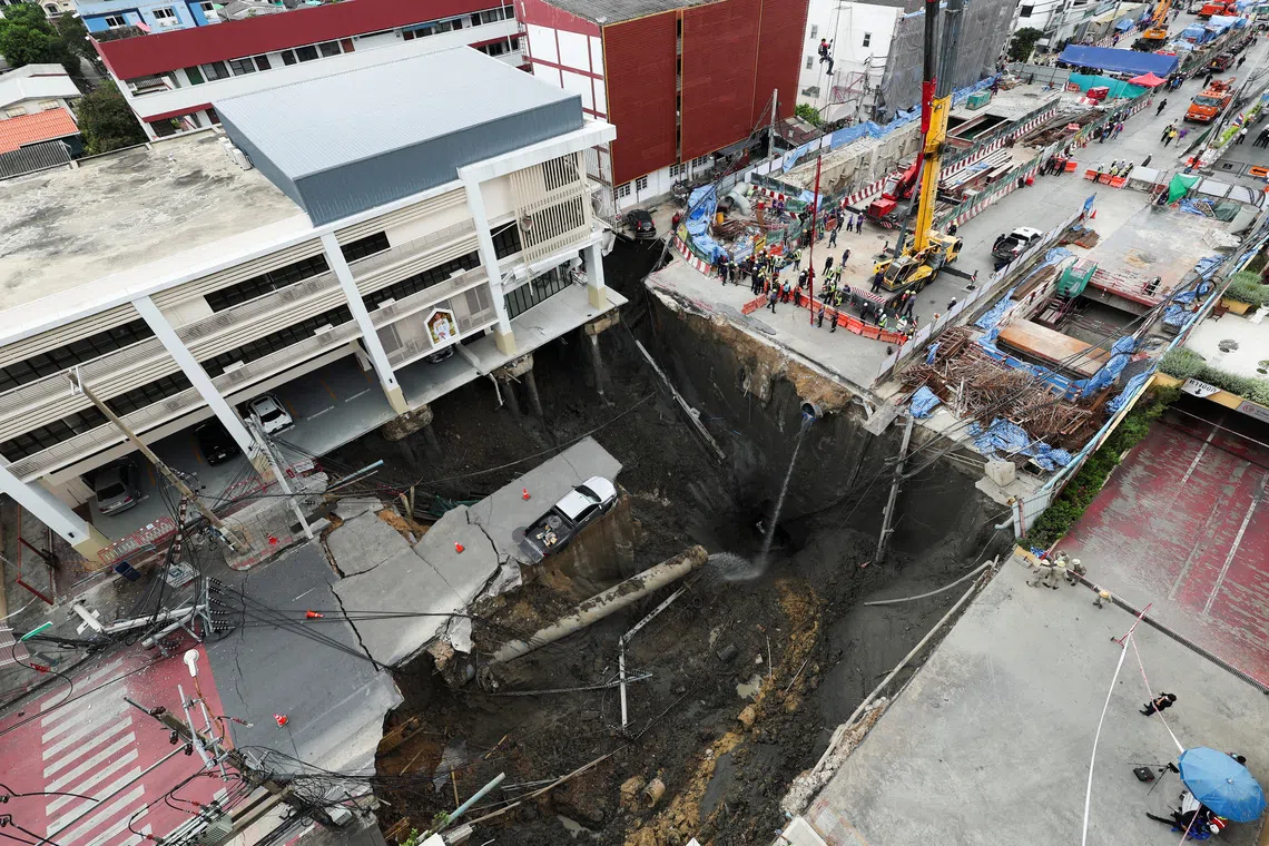 The giant sinkhole on Samsen Road in Bangkok, in front of Vajira General Hospital, has been filled with 1,700 cubic m of crushed stone.