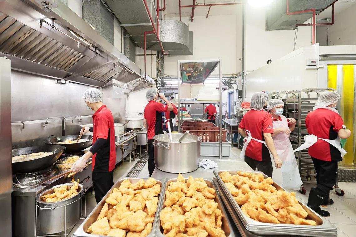 In light of the Sakura Buffet Suspension, we are interviewing catering/tingkat companies to understand the safety measures in place, the impact of the suspension on their businesses as well as customer's opinions on the industry after the incident. We have secured an opportunity to take pictures of one of the central kitchens of our interviewees for the article, Mom's Cooking.