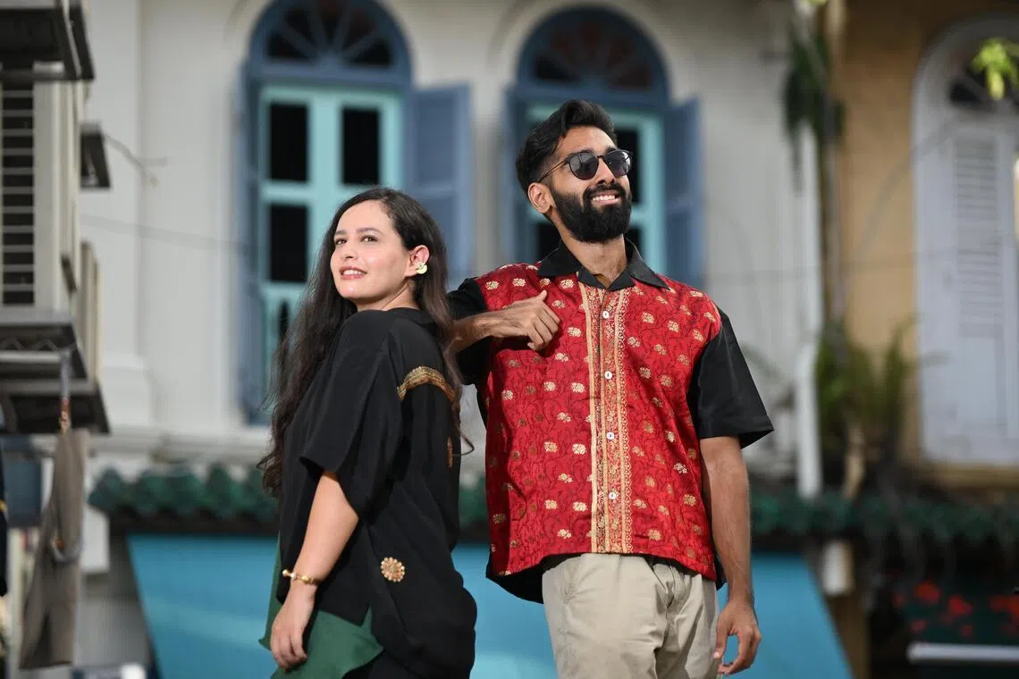 La créatrice de contenu de mode Anisha Batra (à gauche), 30 ans, et le doctorant de la Faculté de médecine de la NTU, Adnan Azam Mohammed, 27 ans, portent des saris retravaillés qu'ils ont achetés au Dori le 19 juillet.