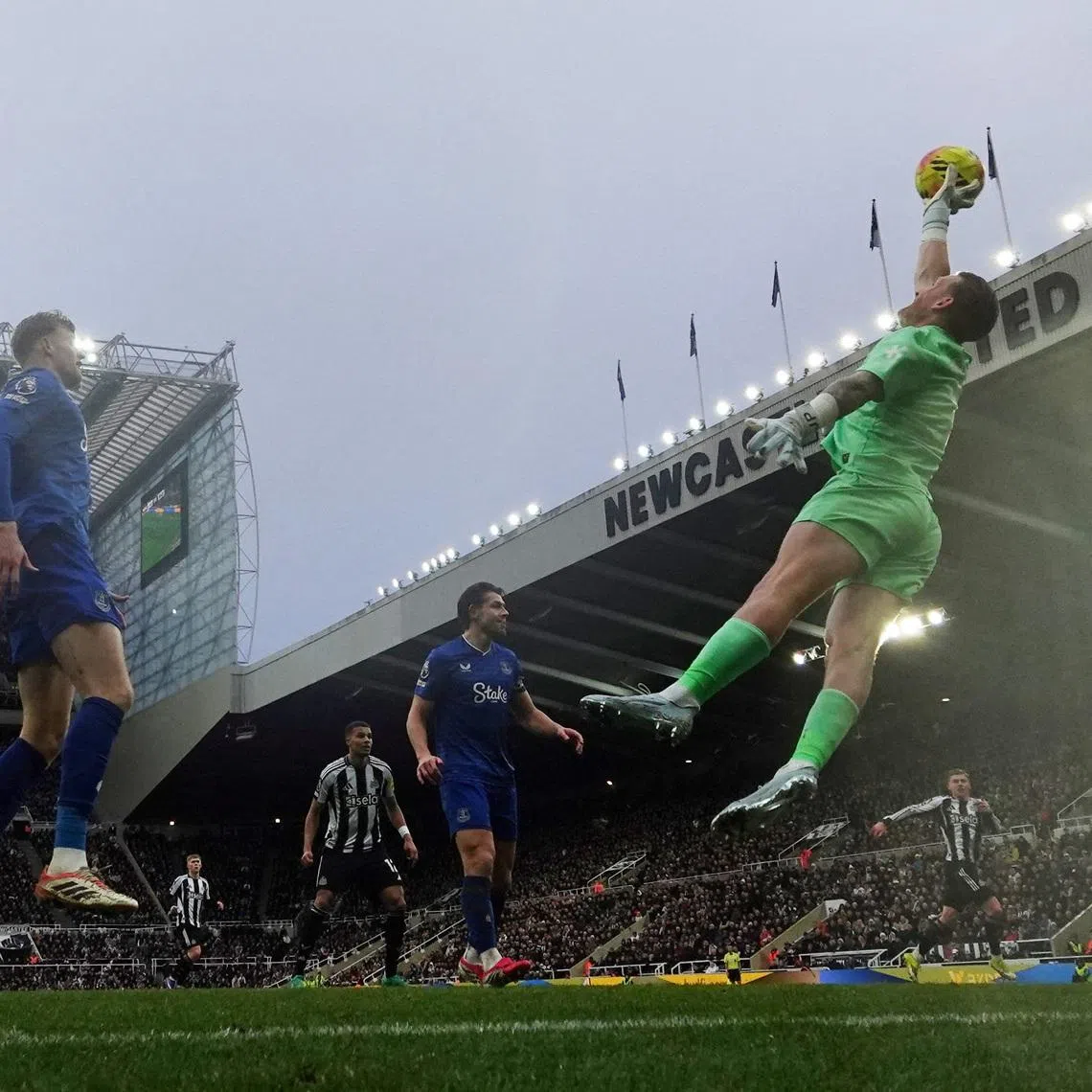 Soccer Football - Premier League - Newcastle United v Everton - St James' Park, Newcastle, Britain - February 28, 2026 Everton's Jordan Pickford makes a save. Action Images via Reuters/Lee Smith