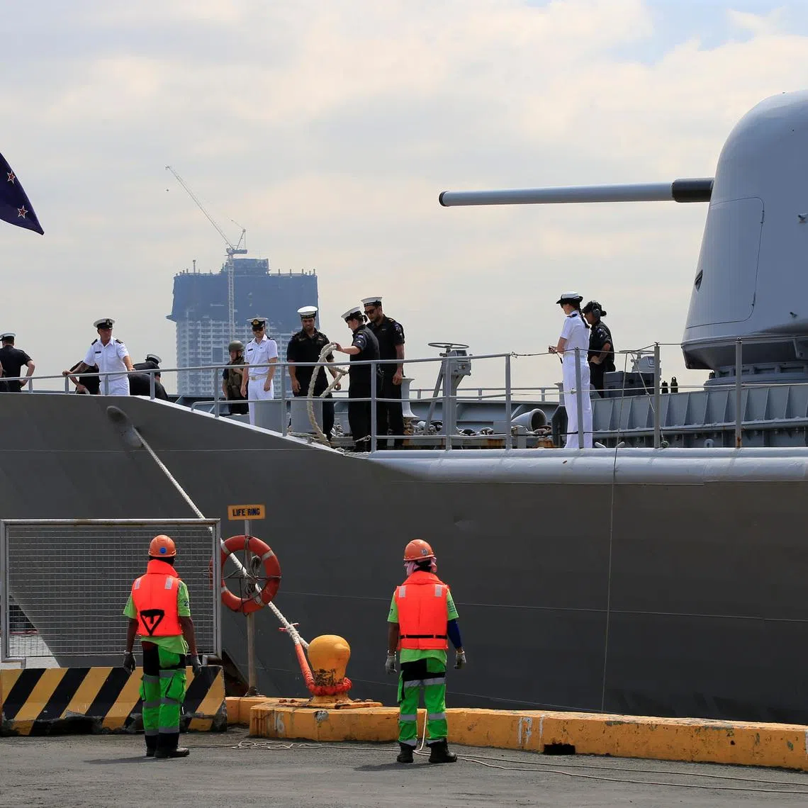 Crew members of the Royal New Zealand Navy frigate HMNZS Te Kaha (F77) prepare to dock upon arrival at the South Harbor, for a four-day goodwill visit in metro Manila, Philippines April 4, 2017. REUTERS/Romeo Ranoco