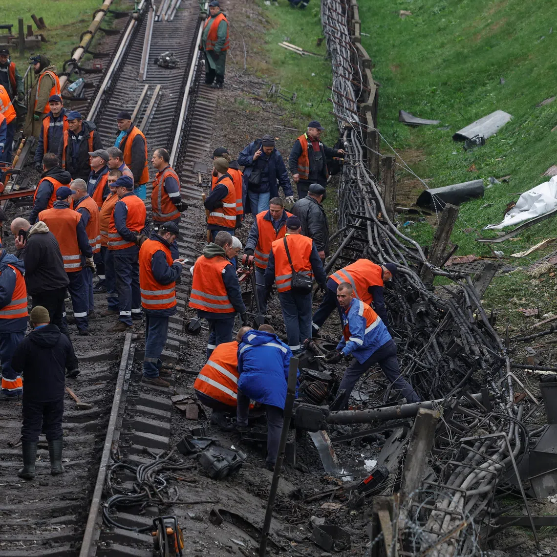 Employees repair railway tracks at a metro station which was hit by an overnight Russian missile strike, amid Russia's attack on Ukraine, in Kyiv, Ukraine October 19, 2026. REUTERS/Valentyn Ogirenko