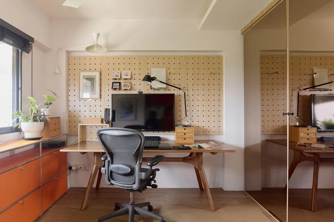 The home office is not just a workspace, but can also double as a guest room. 