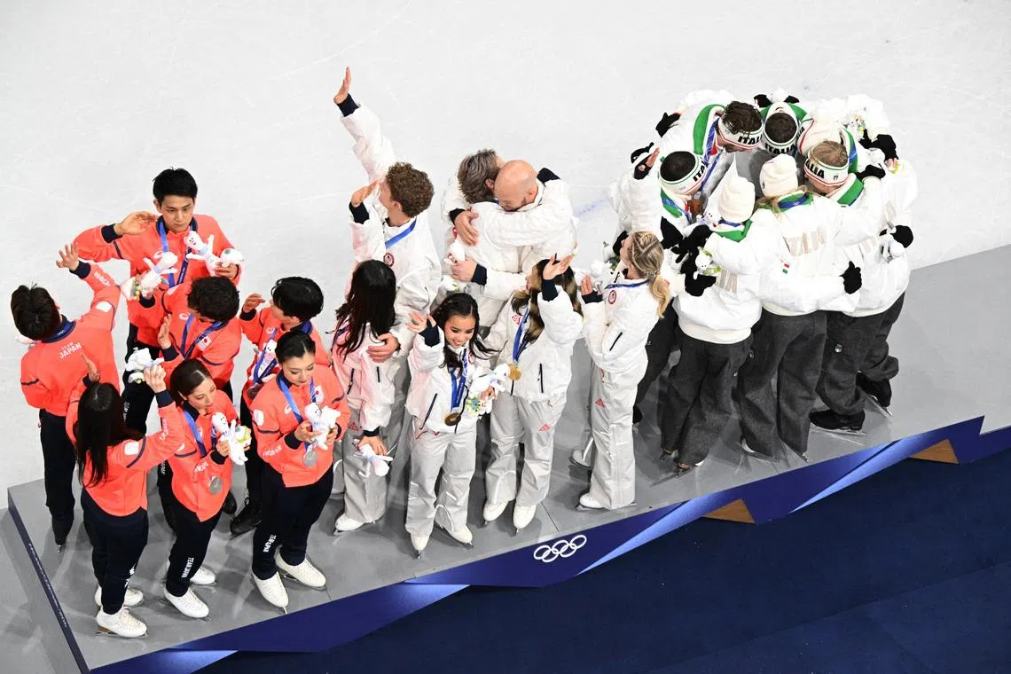 Milano Cortina 2026 Olympics - Figure Skating - Team Event - Victory Ceremony - Milano Ice Skating Arena, Milan, Italy - February 08, 2026. Gold medallist's Ilia Malinin, Amber Glenn, Ellie Kam, Danny O'Shea, Madison Chock, Evan Bates and Alysa Liu of United States celebrate on the podium after winning the Team Event with Silver medallist's Shun Sato, Kaori Sakamoto, Riku Miura, Ryuichi Kihara, Utana Yoshida, Masaya Morita and Yuma Kagiyama of Japan and Bronze medallist's Matteo Rizzo, Lara Naki Gutmann, Sara Conti, Niccolo Macii, Daniel Grassl, Charlene Guignard and Marco Fabbri of Italy REUTERS/Fabrizio Bensch