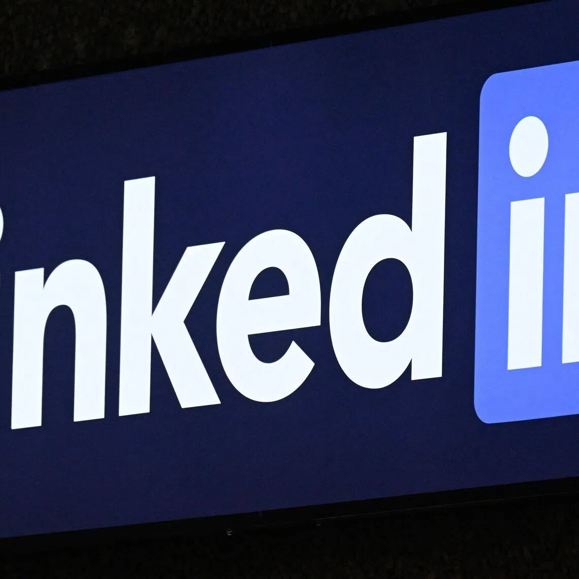 LinkedIn co-founder Reid Hoffman is the latest in a string of Silicon Valley figures to criticise the US president. 