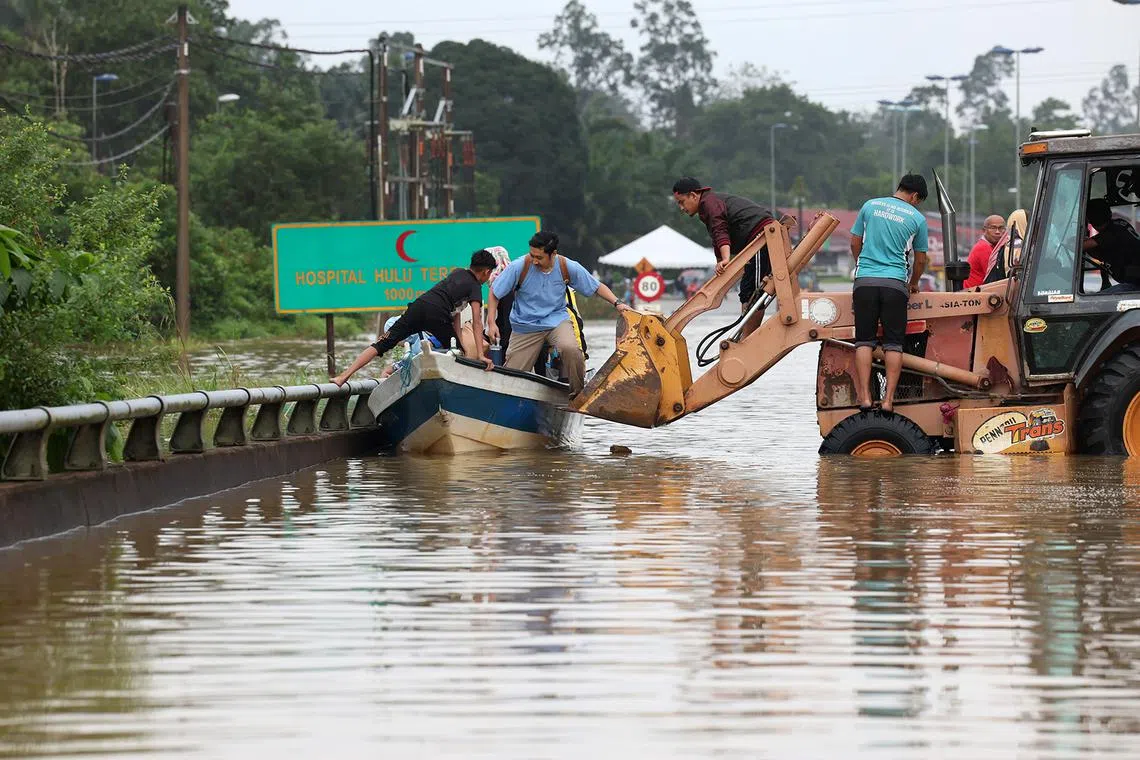 KUALA BERANG, 27 Dis -- Kakitangan Hospital Hulu Terengganu menaiki jengkaut sebelum dipindahkan ke bot untuk ke hospital selepas jalan utama Ajil-Kuala Berang terputus berikutan banjir hari ini.

Laluan ke hospital berkenaan terputus kira-kira 400 meter sejak pagi semalam berikutan hujan lebat dan tidak boleh dilalui oleh semua kenderaan termasuk kenderaan berat.

Perkhidmatan membawa kakitangan hospital dan penjaga pesakit, menggunakan jengkaut dan bot disediakan oleh sebuah pertubuhan bukan kerajaan (NGO) Ajil Silaturrahim bagi memastikan petugas hospital dapat meneruskan khidmat mereka meskipun laluan utama terjejas teruk.

-- fotoBERNAMA (2023) HAK CIPTA TERPELIHARA