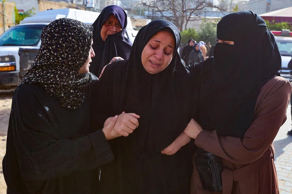 وطن نيوز – ويقول مسؤولون فلسطينيون إن الغارات الجوية الإسرائيلية تقتل 9 أشخاص في غزة، بما في ذلك مخيم الخيام