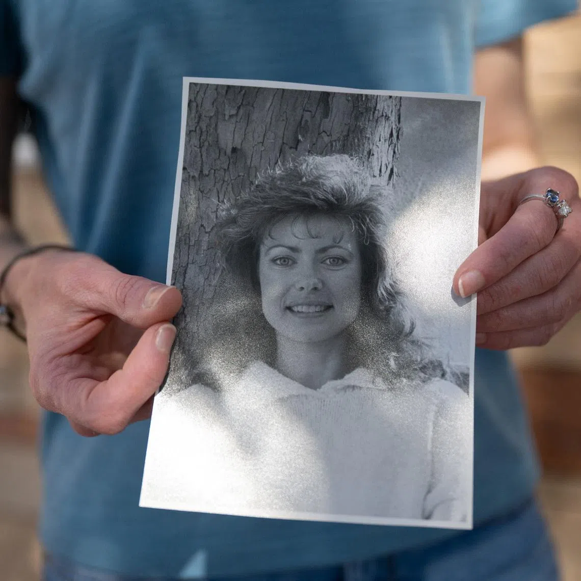 Mary Anne Blanton holds a photograph of her mother Tammy Blanton, who died of opioid use, in Peoria, Arizona, U.S., April 15, 2026. REUTERS/Caitlin O'Hara