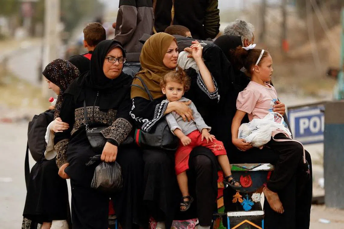Palestinians fleeing north Gaza ride an animal-drawn cart as they move southward, as Israeli tanks roll deeper into the enclave, amid the ongoing conflict between Israel and Hamas, in the central Gaza Strip November 12, 2023. REUTERS/Ibraheem Abu Mustafa/File Photo