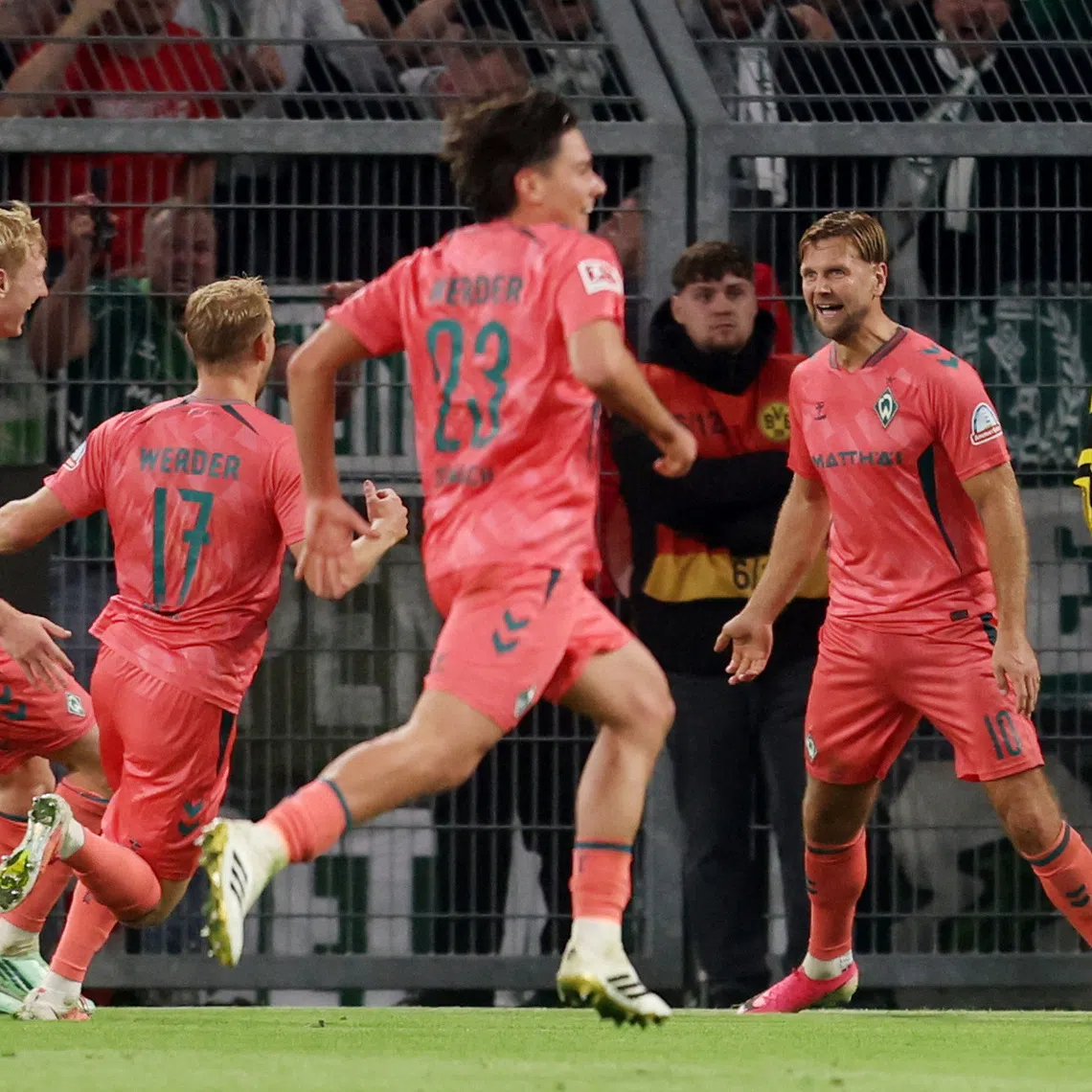 Soccer Football - Bundesliga - Borussia Dortmund v Werder Bremen - Signal Iduna Park, Dortmund, Germany - October 9, 2026 Werder Bremen's Niclas Fullkrug celebrates scoring their second goal with teammates REUTERS/Leon Kuegeler