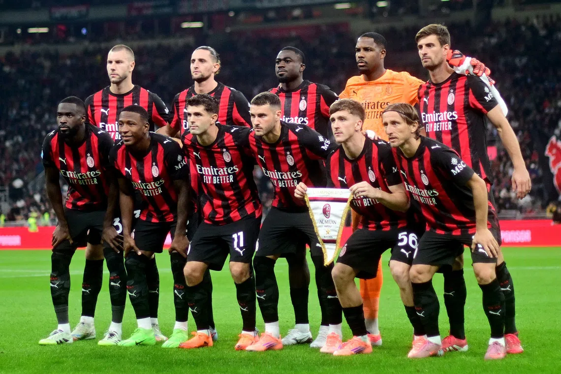 Soccer Football - Serie A - AC Milan v Napoli - San Siro, Milan, Italy - September 28, 2025 AC Milan players pose for a team group photo before the match REUTERS/Daniele Mascolo